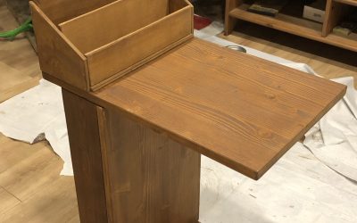 Kanapé melletti kis tároló asztalka – egyedi kivitel